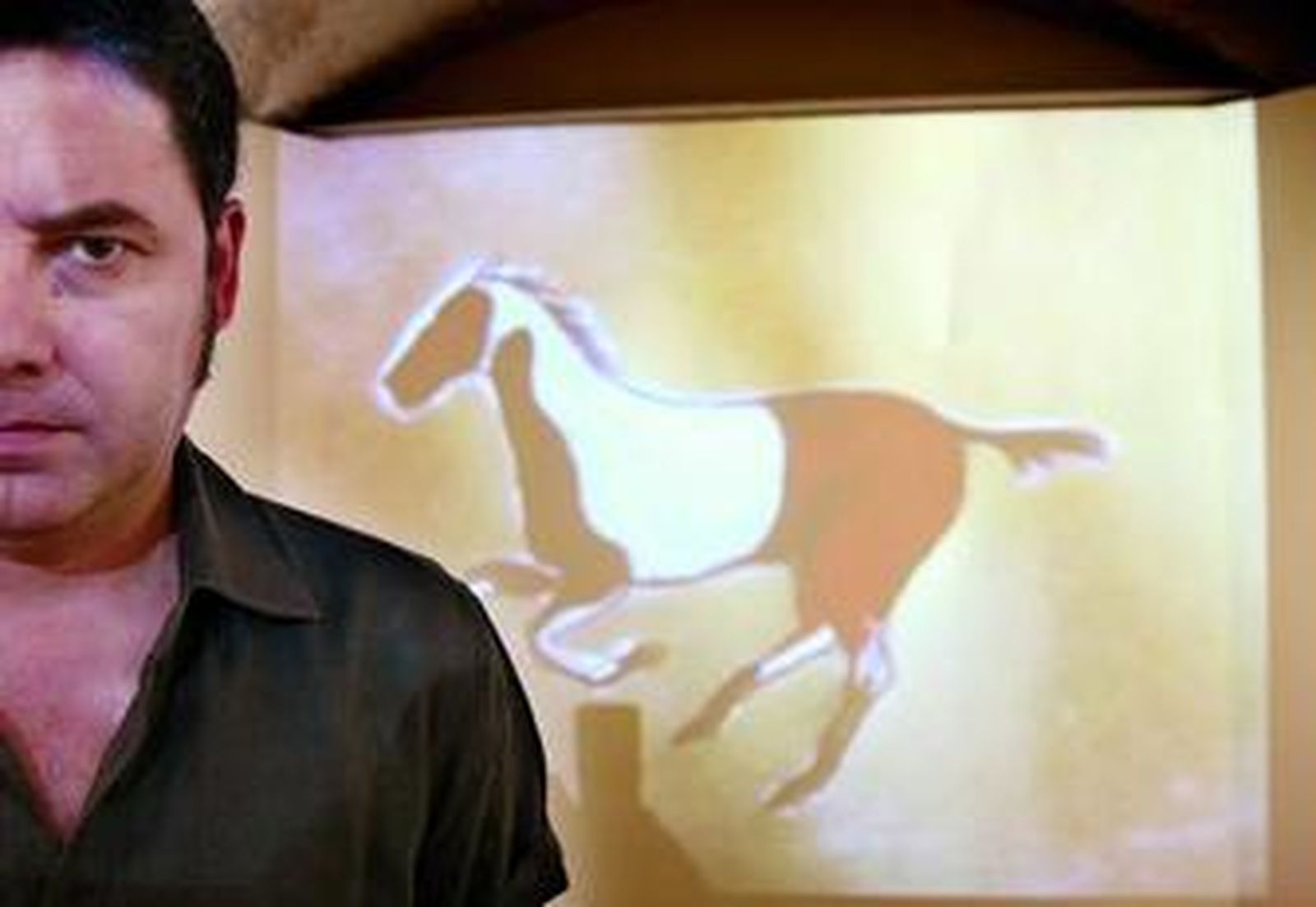 1. Lapido, ante una vídeo-instalación inspirada en una                 de las canciones del guitarrista, 'Deseo de ser piel roja' 2. Escultura de madera simulando una guitarra eléctrica 3. El guitarrista, delante de otra                   de las obras 4. 'El carrusel'.  FOTOS: MARÍA DE LA CRUZ