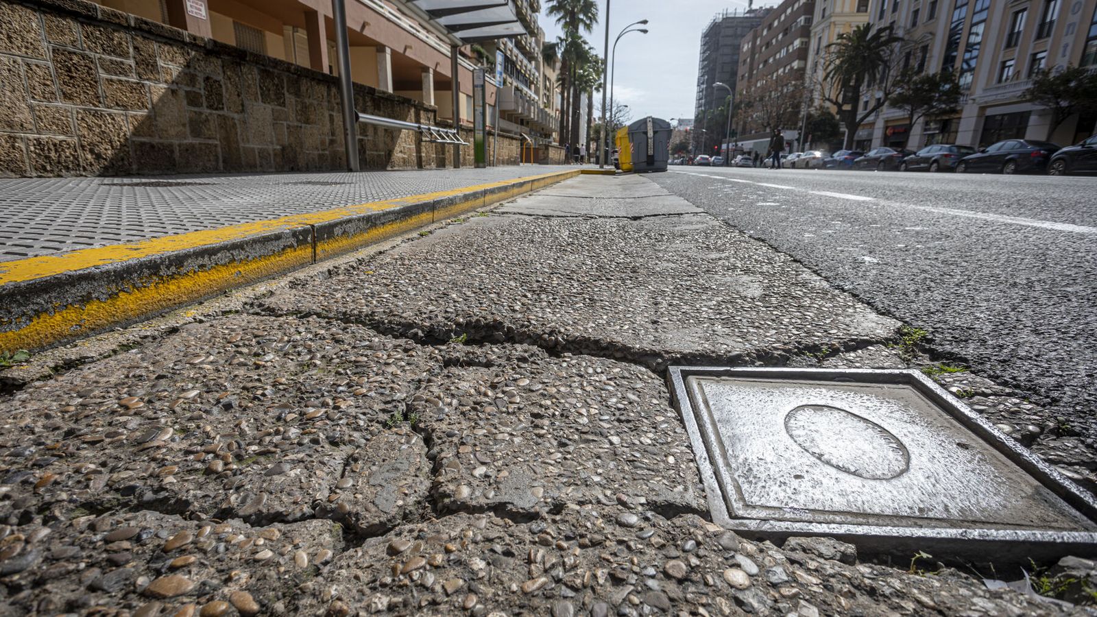Desgaste en el firme en la parada de Comisaría.
