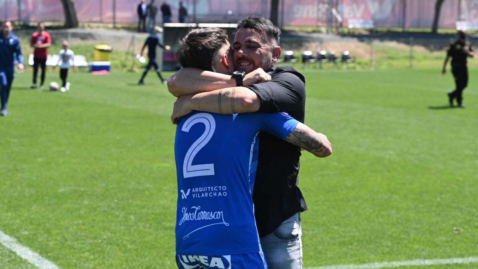 Fajardo se abraza a Ramón García tras el encuentro.