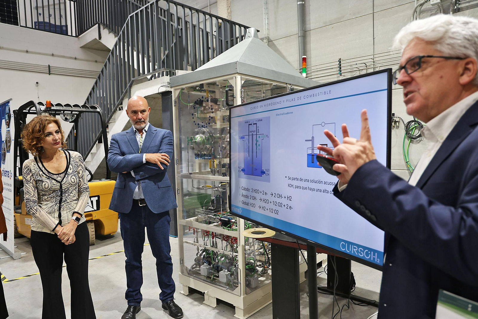 Imágenes de la visita de María Jesús Montero a la empresa Ariema Enerxía