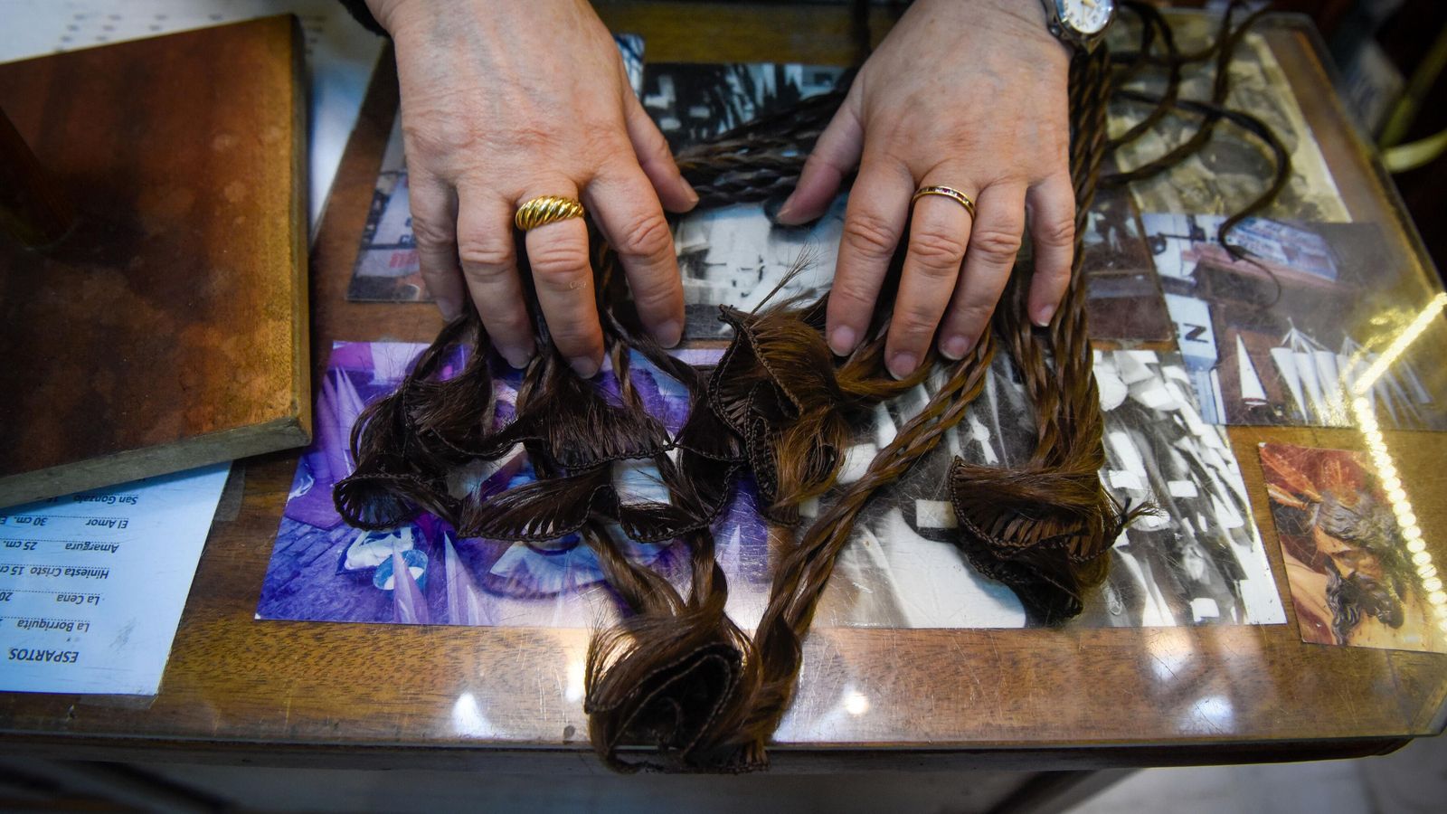 Los moños de pelo natural con los que se elaboran las pelucas.