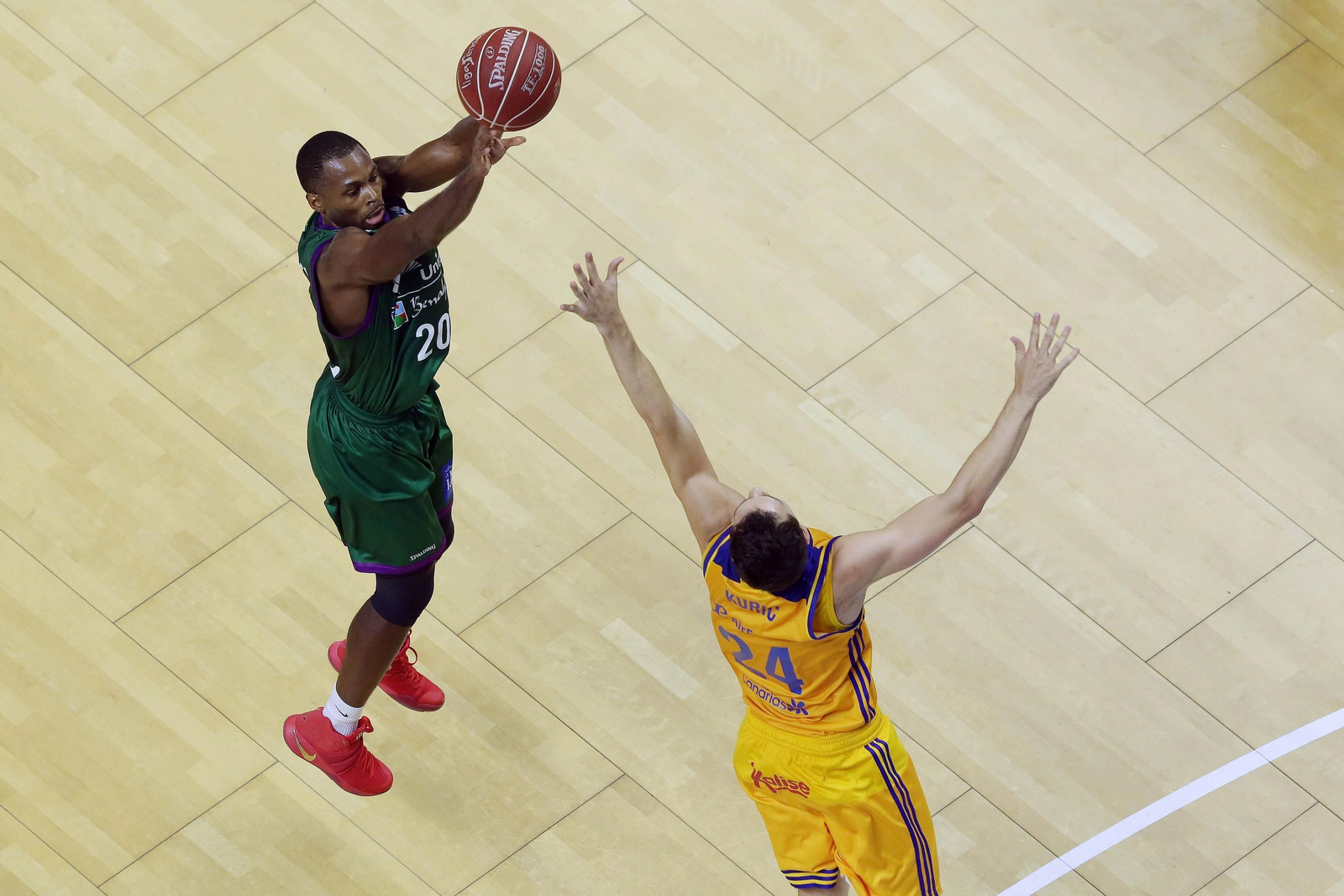 Oliver Lafayette lanza a canasta.