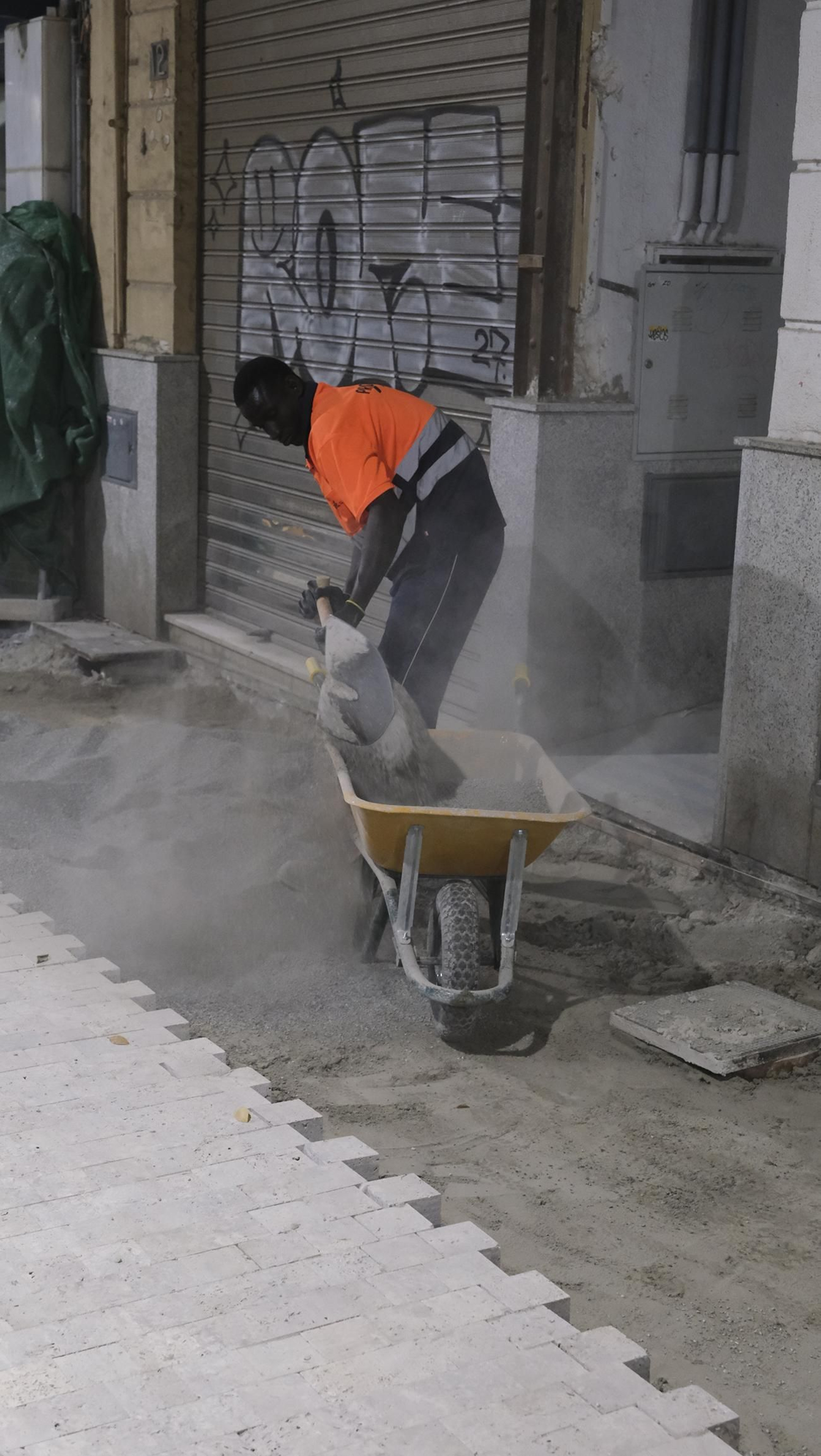 Las obras de peatonalización del Paseo de Almería entran en el turno de noche, en imágenes