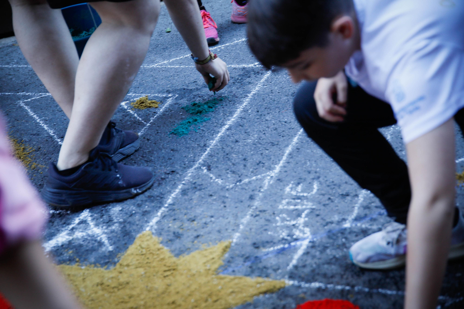 Así es la alfombra de serrín de 60 metros en el Paseo de Almería, en imágenes.