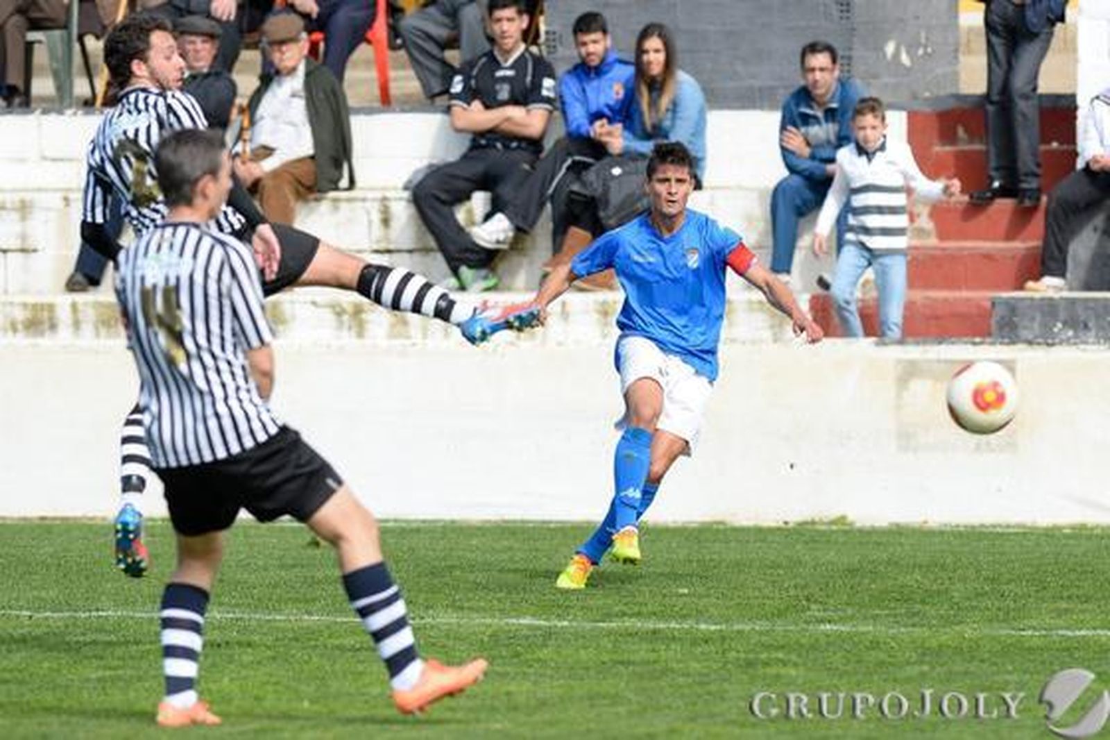 El XCD, que tampoco paga al árbitro, cae ante el Mairena (2-1) con un gol dudoso en el minuto 89.

Foto: LOF