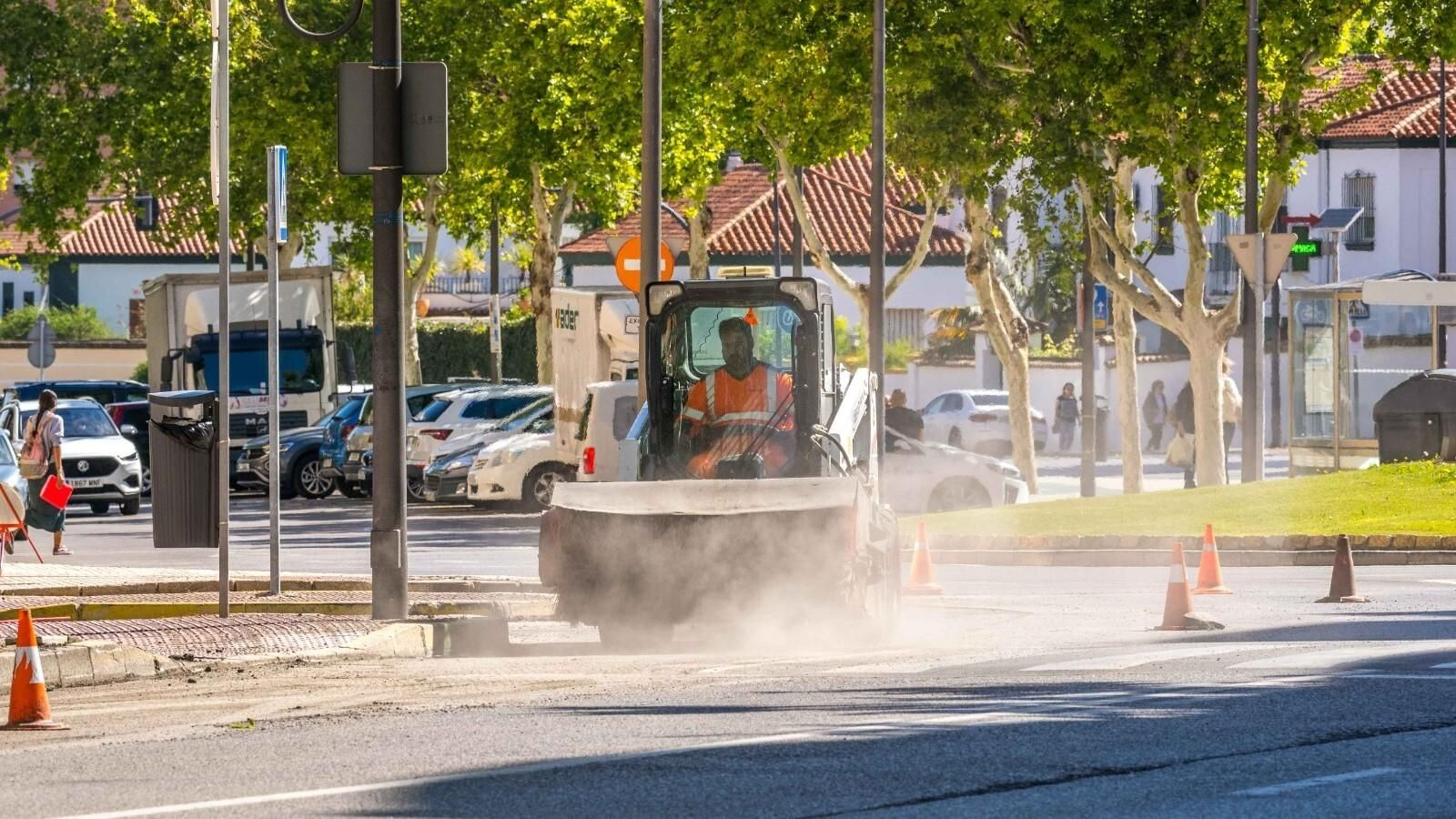 Trabajos de asfaltado en la avenida León Herrero y en el entorno del Parque en San Fernando.