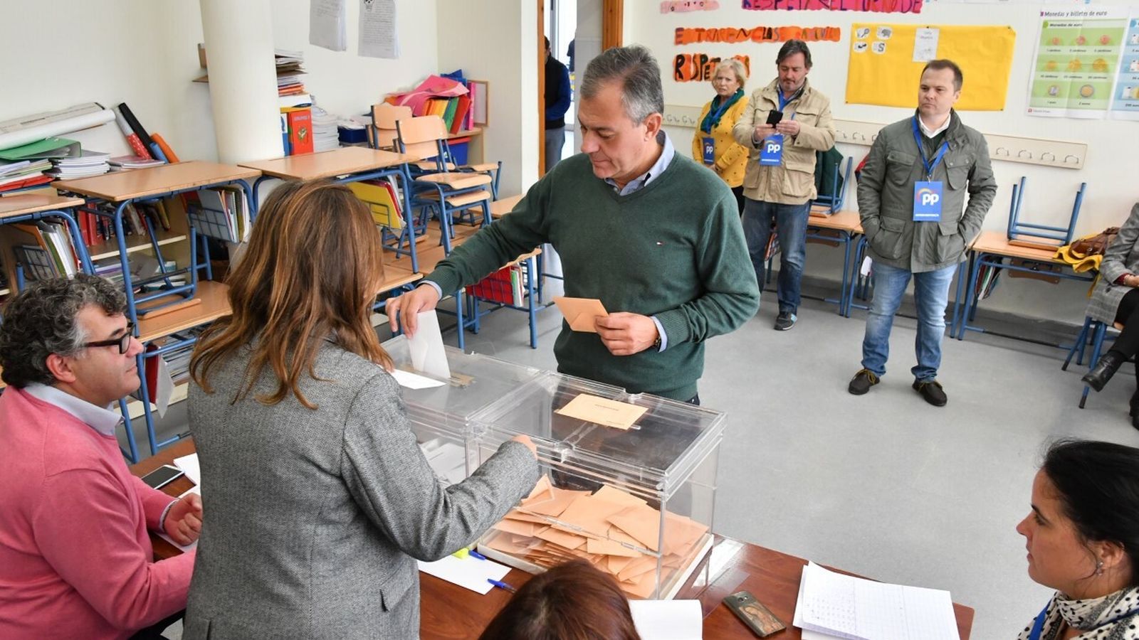 José Luis Sanz (PP), votando en Tomares, donde el PP ha vuelto a ser la fuerza más votada.