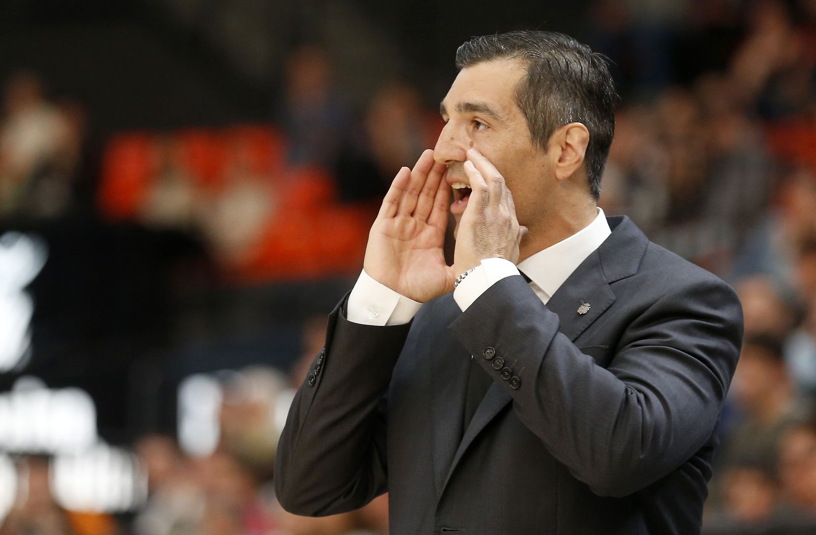 Pablo Pin da instrucciones a sus jugadores.