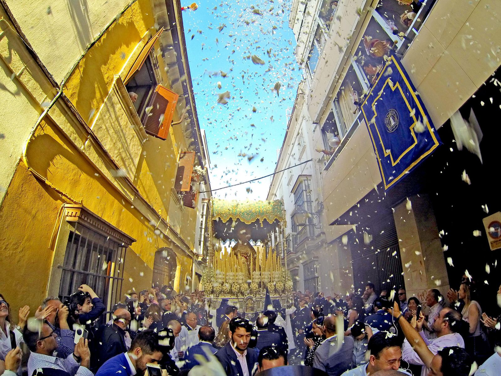 Petalada realizada ayer por vecinos de la calle Patricio Garvey a la Virgen de la Amargura.