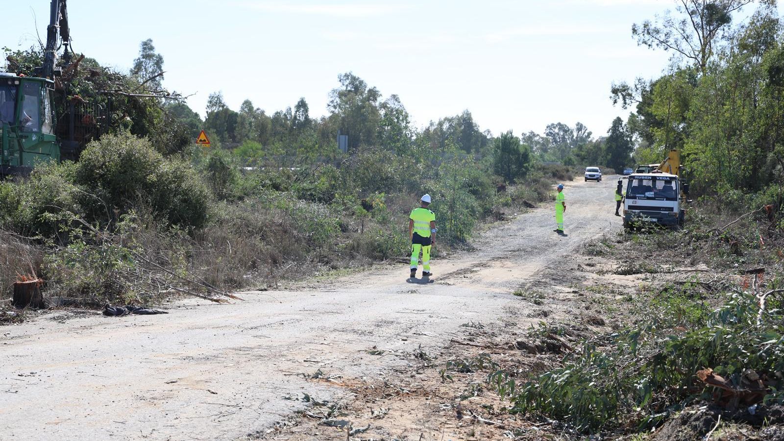 Operarios comenzando las labores de limpieza para la construcción del tercer carril.