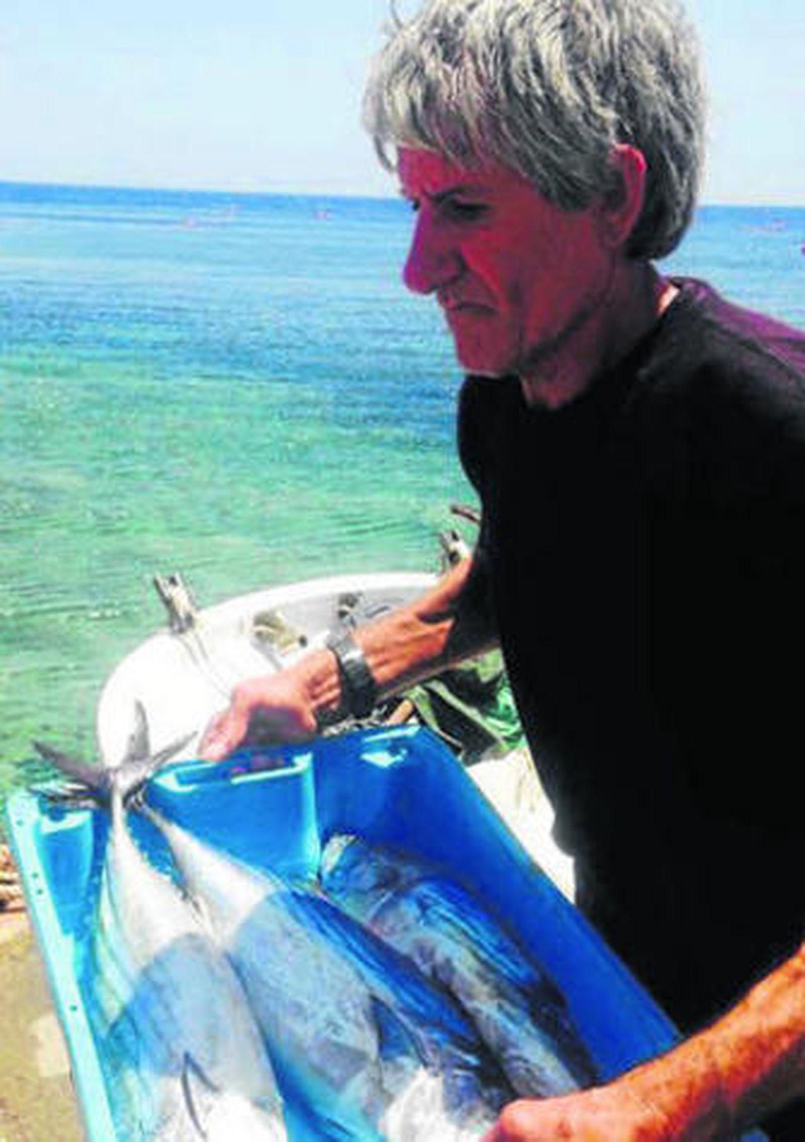 Antonio lleva tres piezas de pescado, con las que hace un delicioso carpaccio.