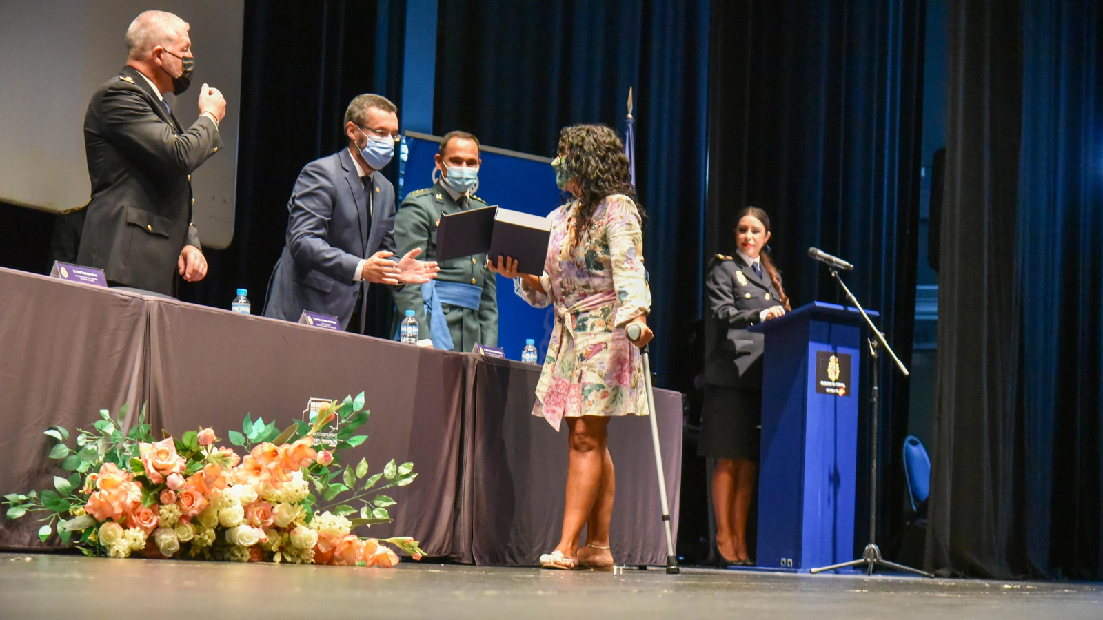 Las fotos de la entrega de medallas por el Dia de la Policía Nacional