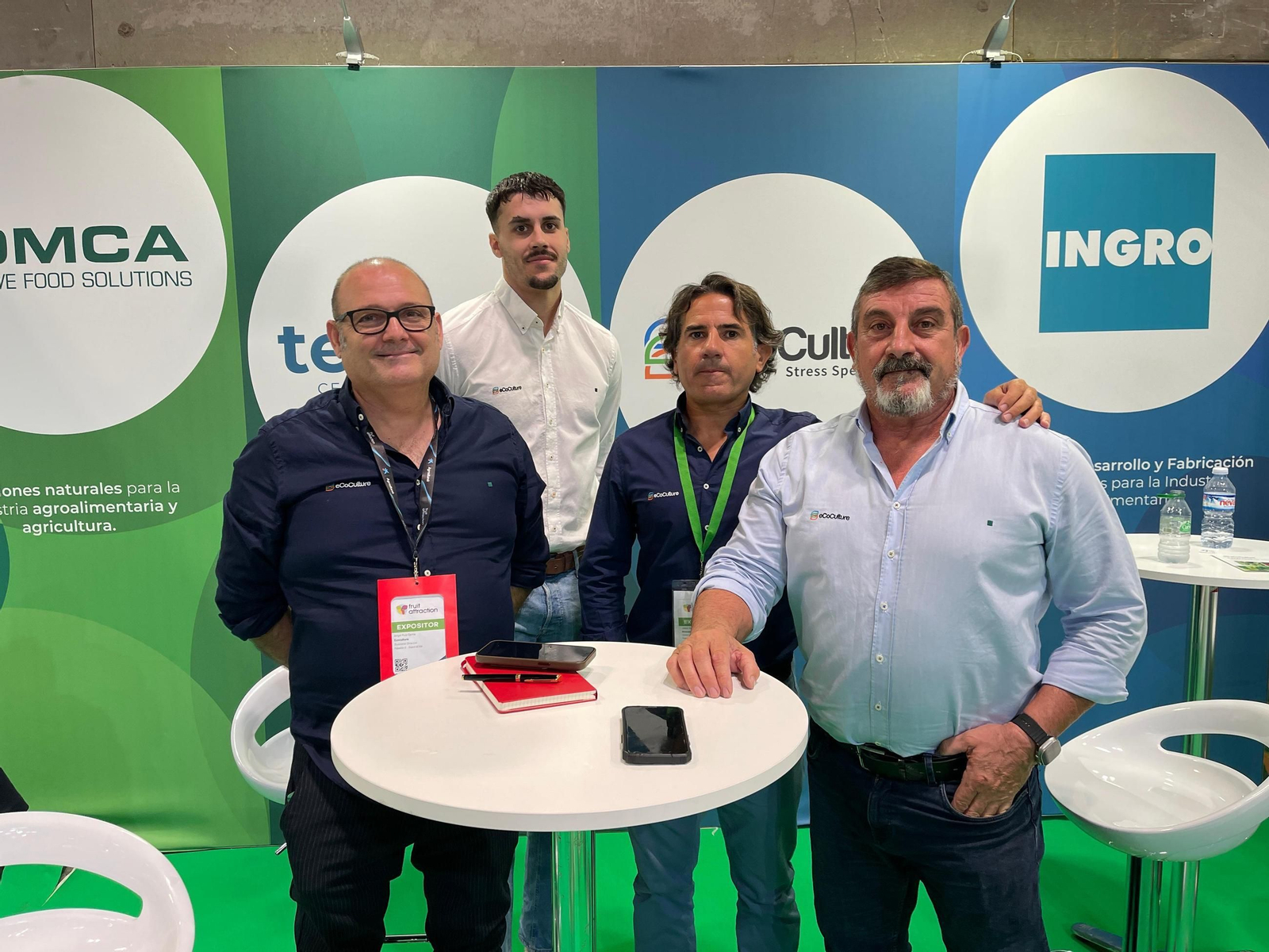 Javier Moreno, de Ecoculture, en el centro, en el estand de Innovacal.