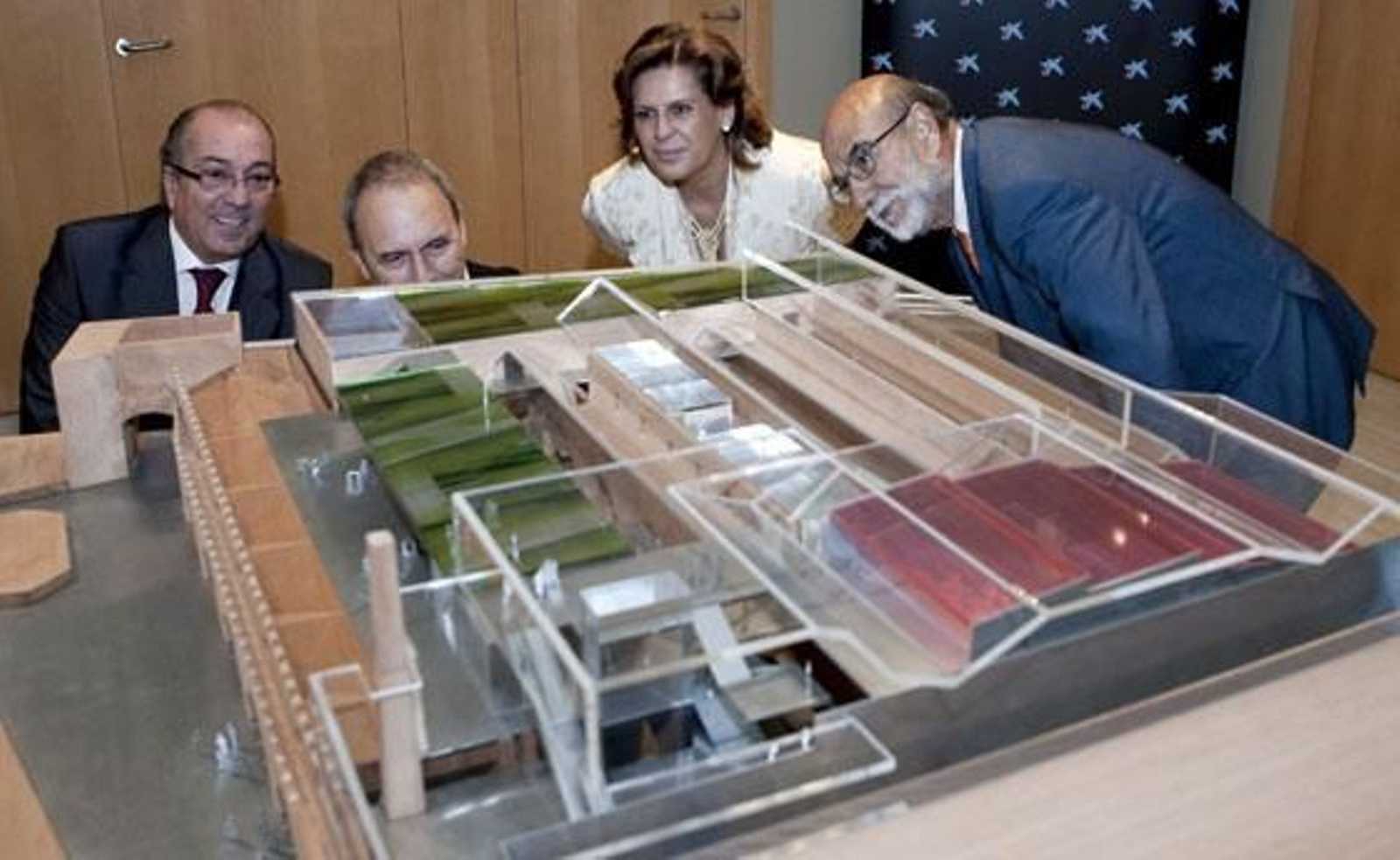 El delegado territorial de La Caixa, Juan Reguera, el arquitecto Guillermo Vázquez, la consejera de Cultura y el delegado provincial de Cultura observan detenidamente la maqueta del proyecto. / Juan Carlos Vázquez