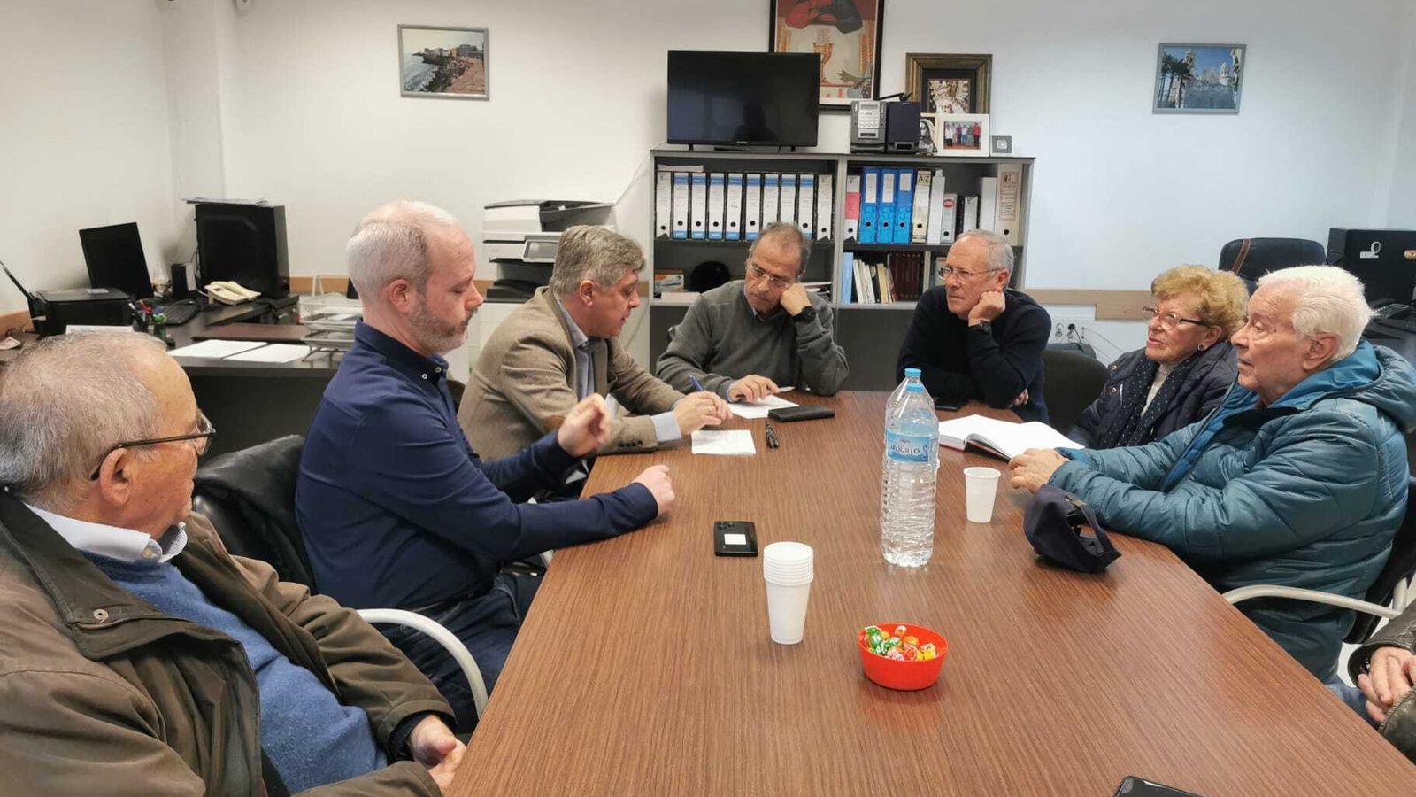Responsables del PSOE, reunidos con varios portavoces de los vecinos de La Laguna de Cádiz