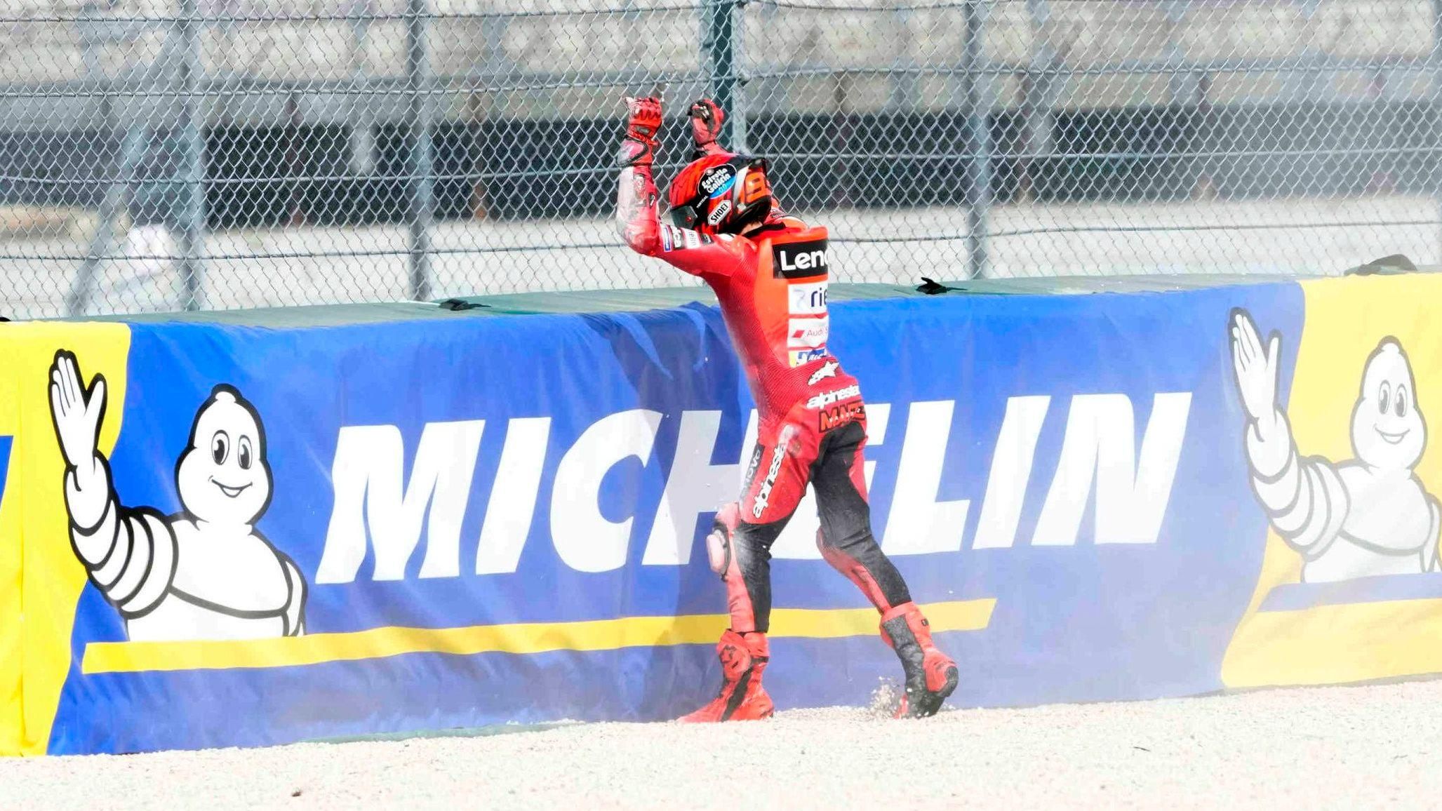 Marc Márquez se cae y los italianos lo celebran; Bezzecchi gana en casa la sprint