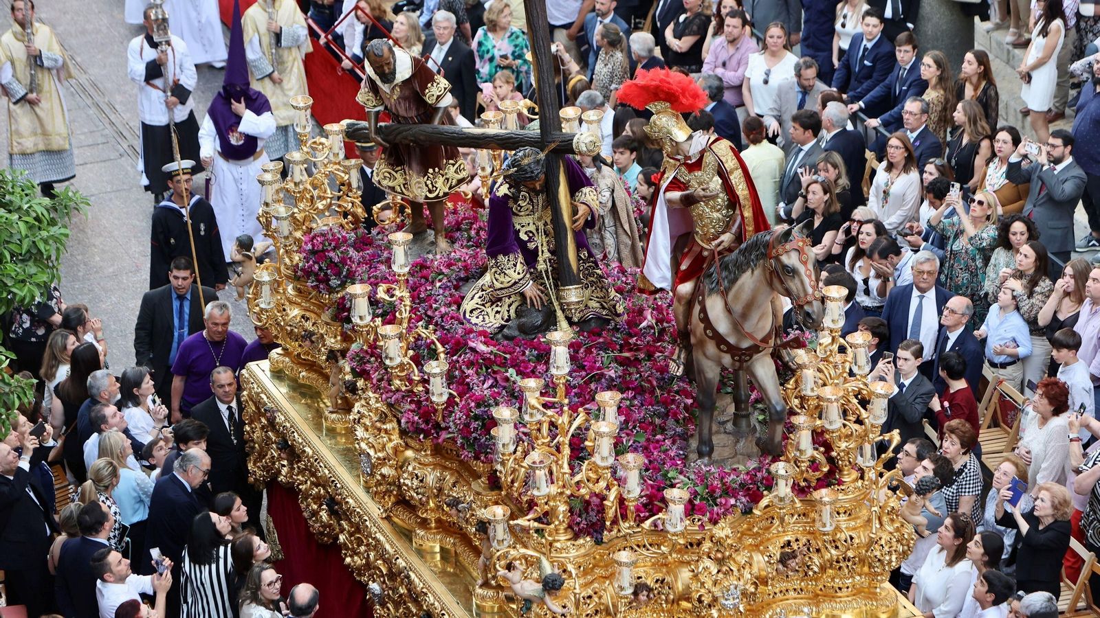 El paso del Cristo de las Tres Caídas, con la novedad del ropón bordado del Cirineo.