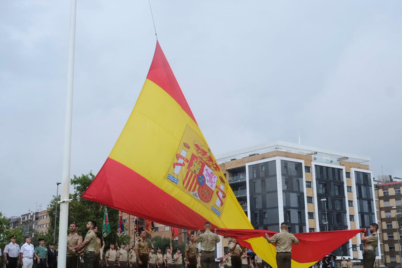 El izado de la bandera de España en Córdoba, en imágenes