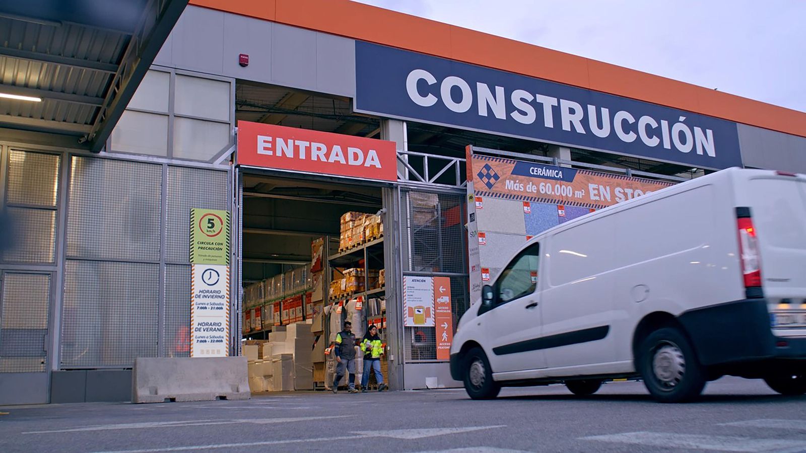 Entrada patio materiales Construcción Obramat Córdoba