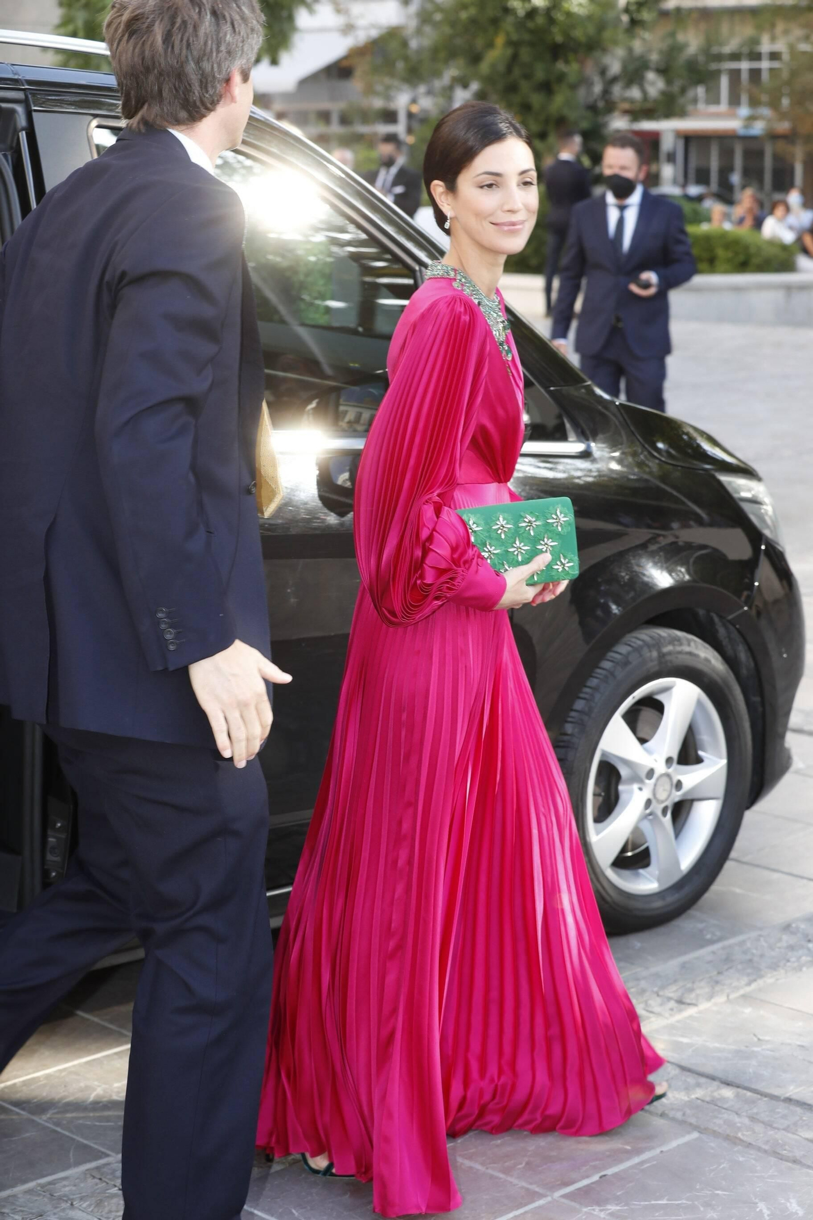 Alessandra de Osma, de fucsia. Alessandra de Osma, de fucsia.