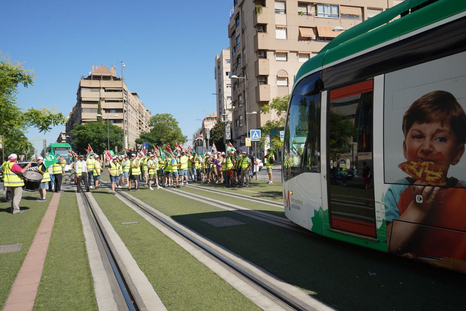 Fotos: así transcurre la manifestación y la huelga de autobuses urbanos de Granada