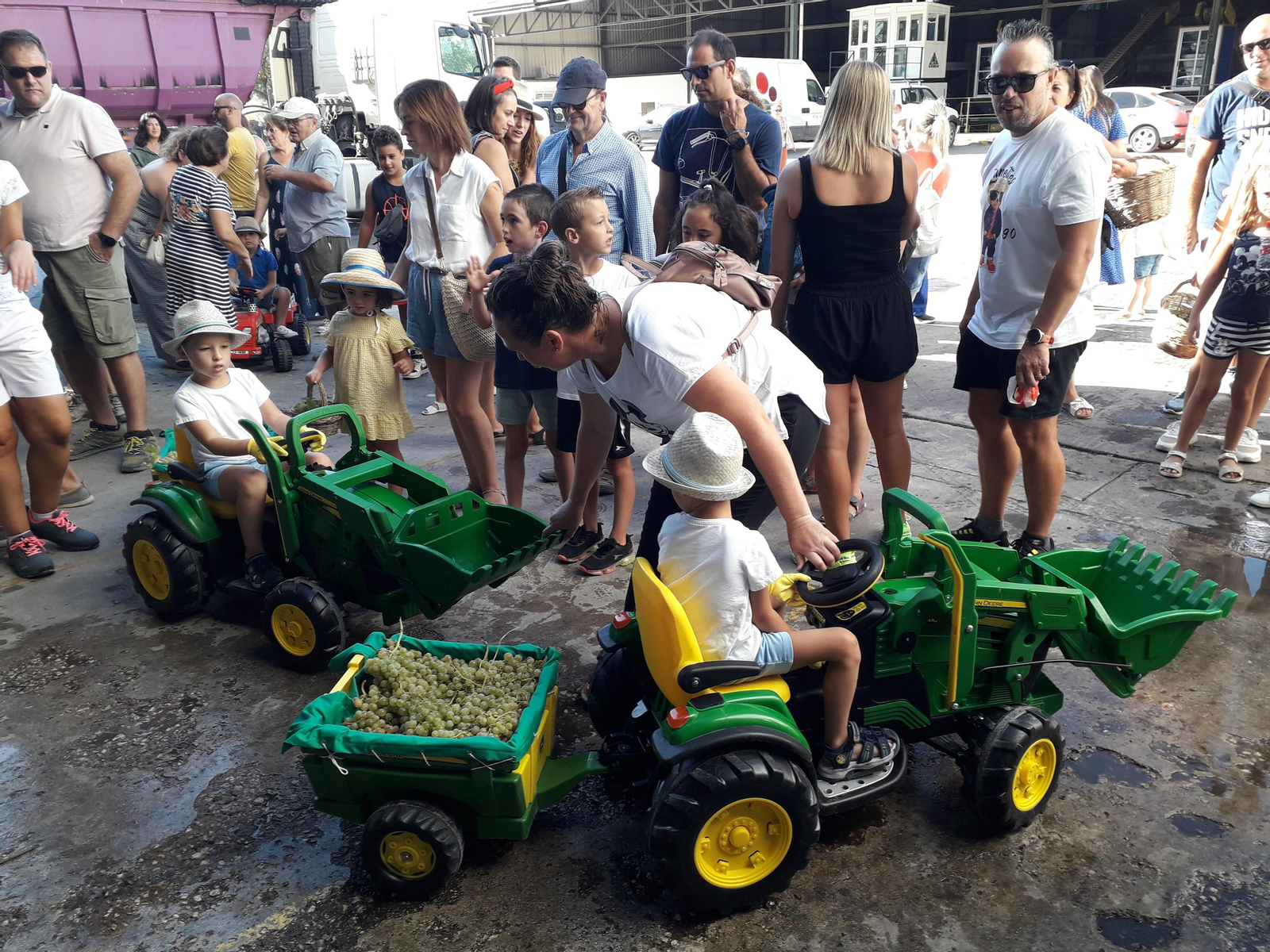 La primera vendimia infantil de Montilla, en imágenes