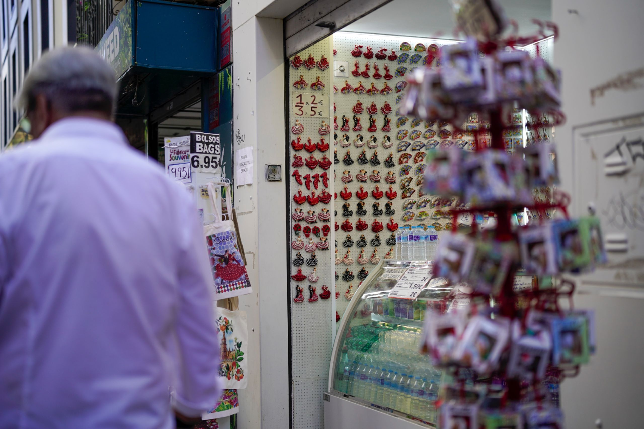El reto de hacer la compra en un centro de Sevilla tomado por el 'brunch' y los souvenirs