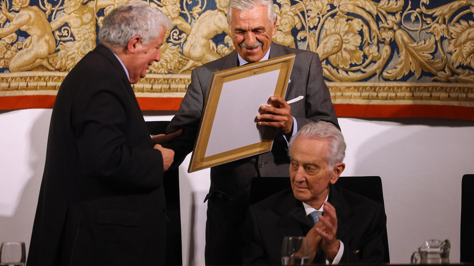 La entrega del reconocimiento al presidente de la Asociación ELA Andalucía, Francisco J. Pedregal.