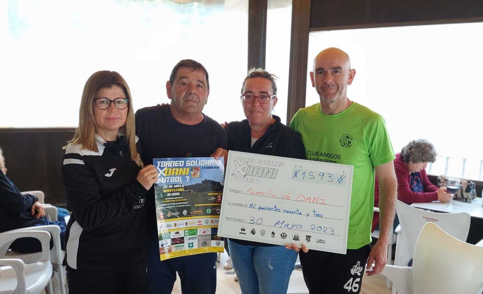 Fotografía con el cheque en el que puede verse la cuantía recaudada