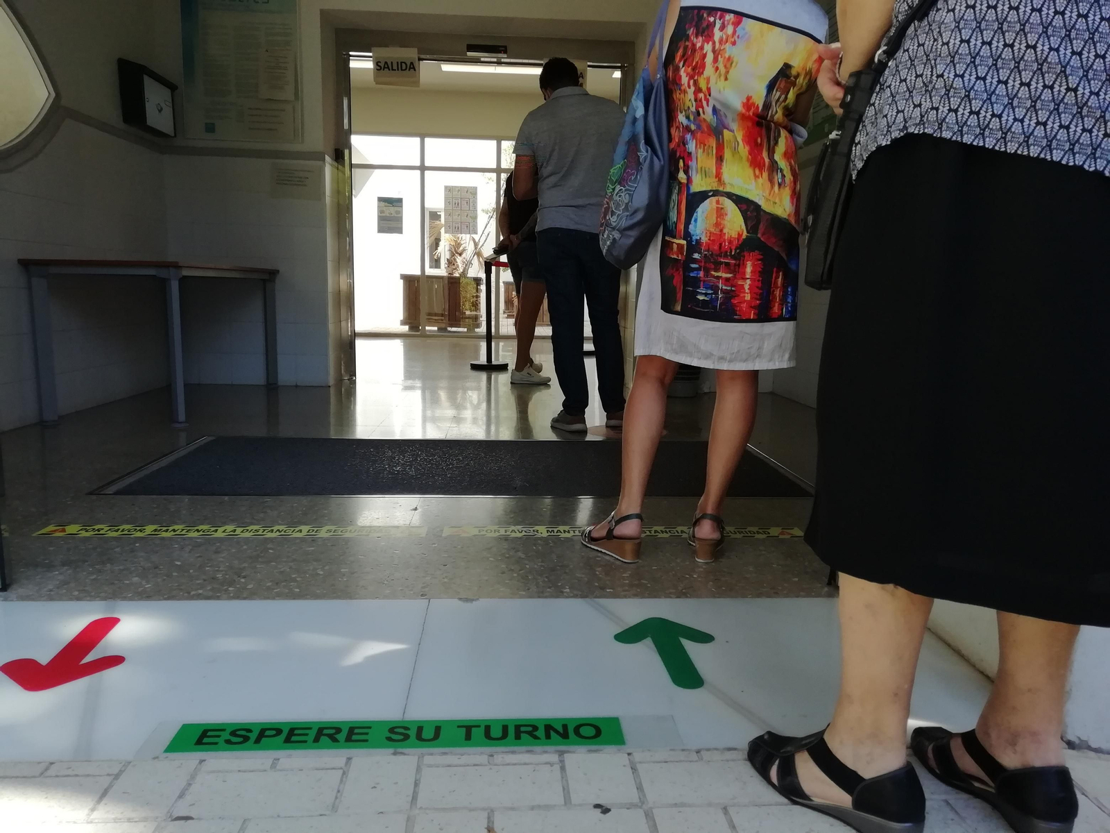 Pacientes haciendo cola en un centro de salud de Málaga.