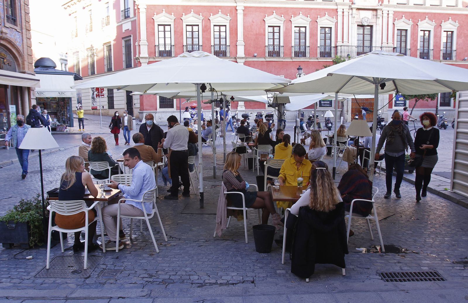 Domingo de veladores llenos en Sevilla