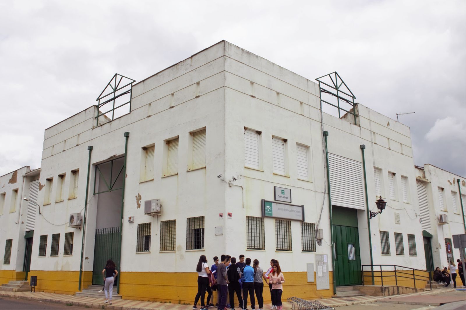 Un grupo de alumnos, ayer a las puertas del instituto Colonial.