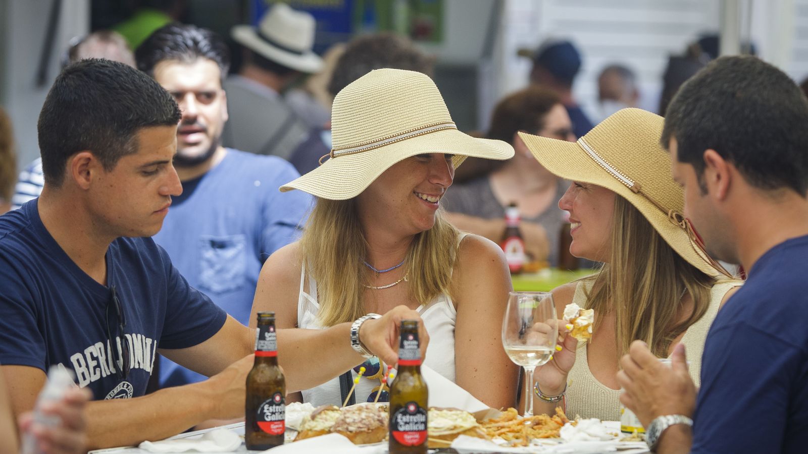 Los turistas copan en estos días la mayoría de las mesas.