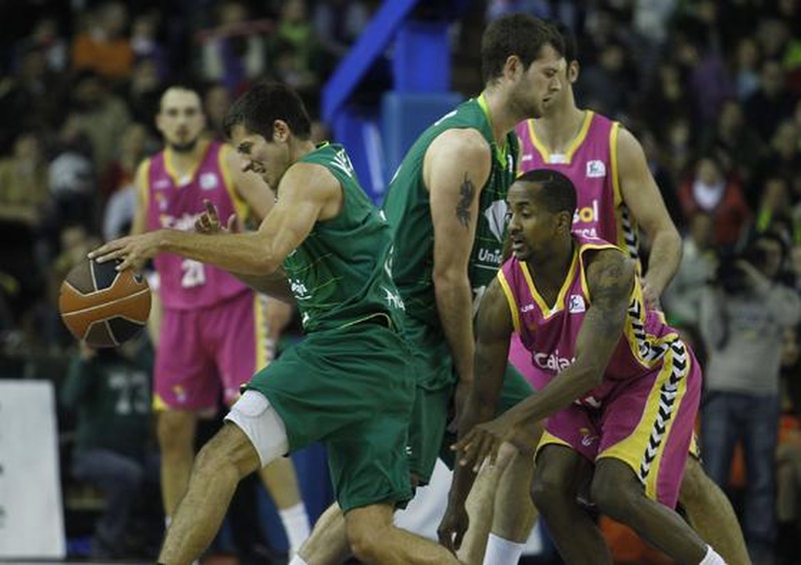El Cajasol cae en San Pablo ante Unicaja (68-72). / Antonio Pizarro