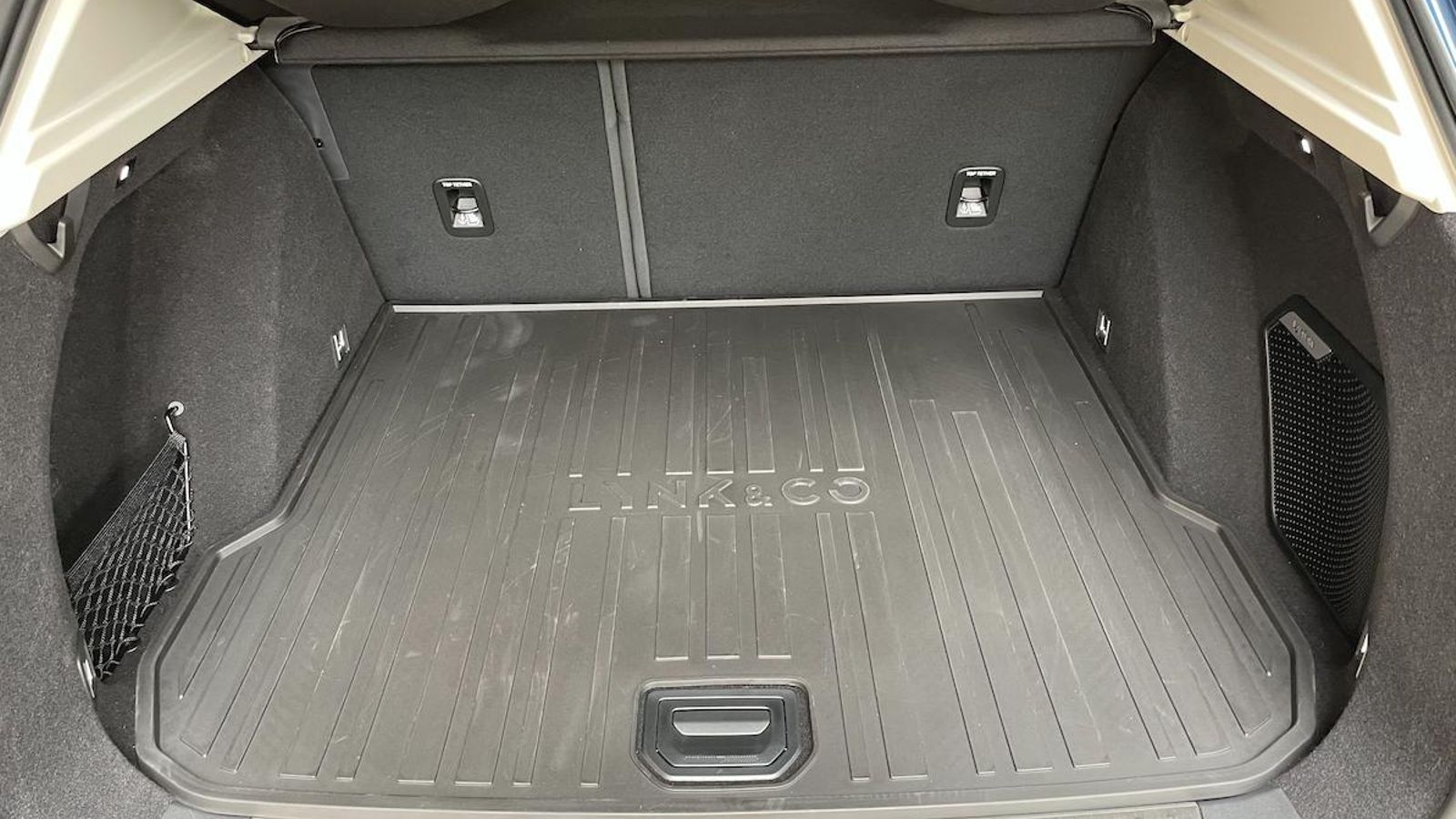El maletero tiene formas muy regulares y un práctico suelo revestido con plástico que aguantará el maltrato mejor que la moqueta. Bajo él hay espacio de sobre para cables u otros objetos aún más voluminosos.