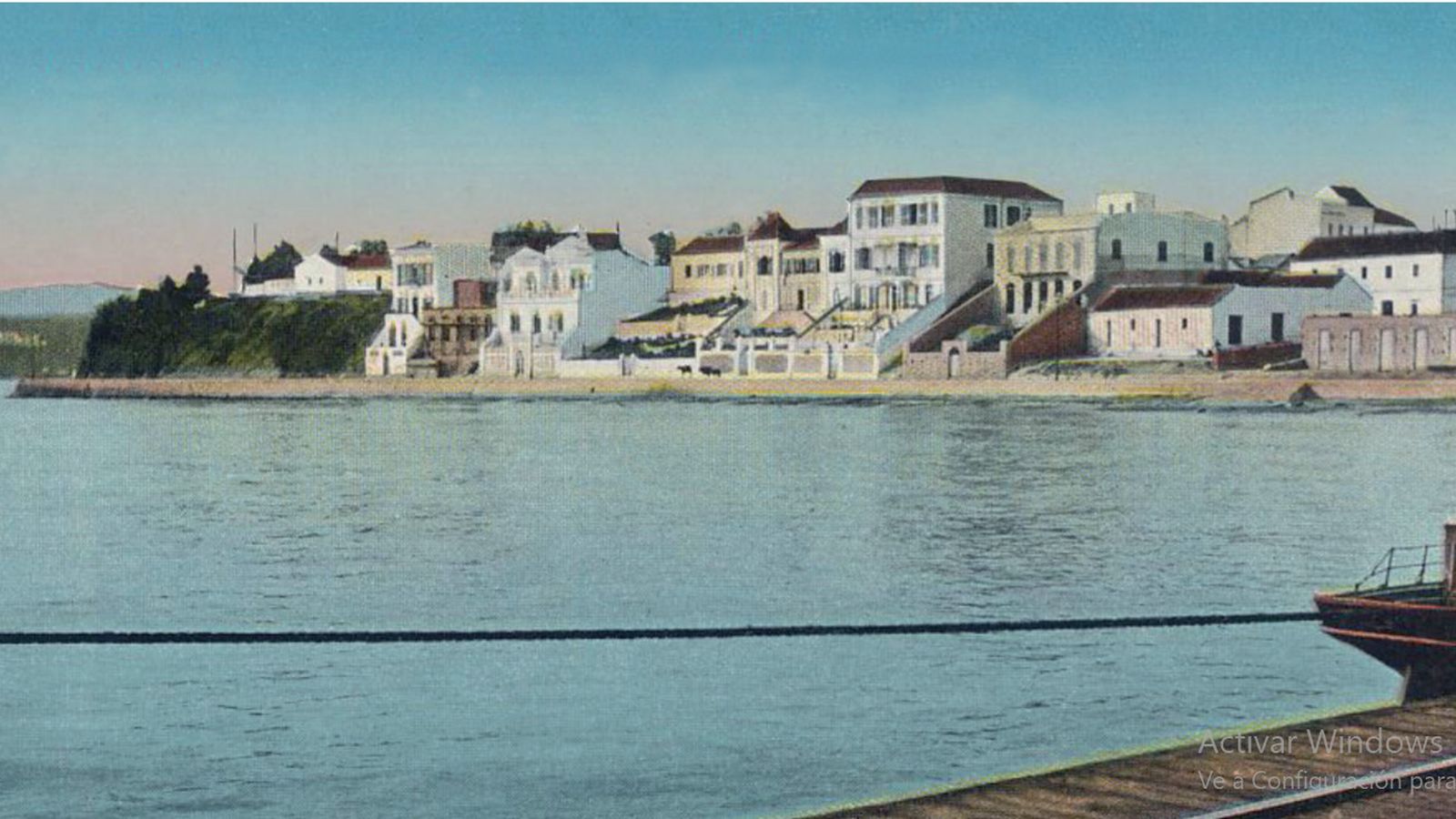 El Paseo de la Conferencia visto desde el muelle de Madera en el año 1906. Las casas edificadas en el barranco pertenecían a los gibraltareños Jaime Imossi, los hermanos Labrador Méndez, Antonio Mifsud Speranza, Francisco Ángel Imossi y Bartolomé Sacarello.