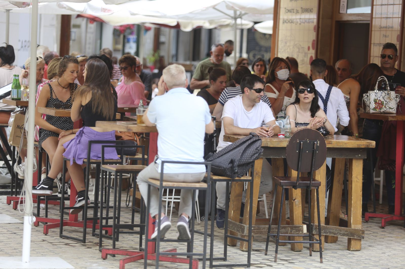 Una terraza llena de clientes en el centro de Málaga.