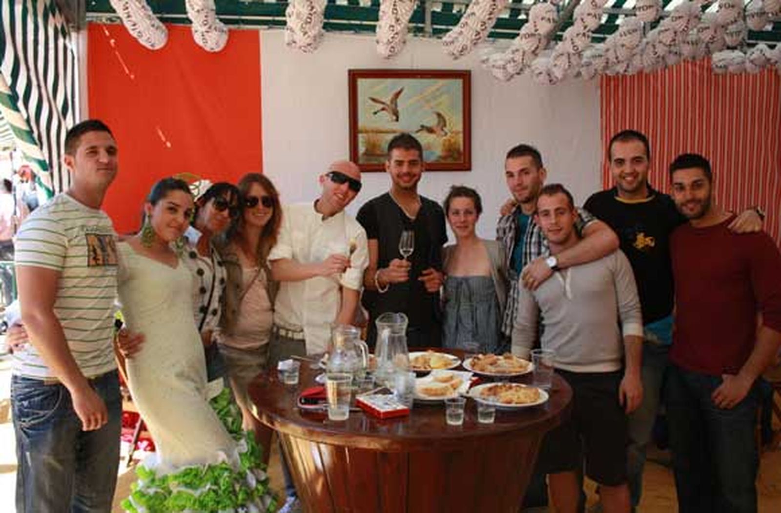 Algunos miembros de la dotación de Portaaviones Juan Carlos I con sus respectivas novias./Fotos:Fito Carreto

Foto: Fito Carreto