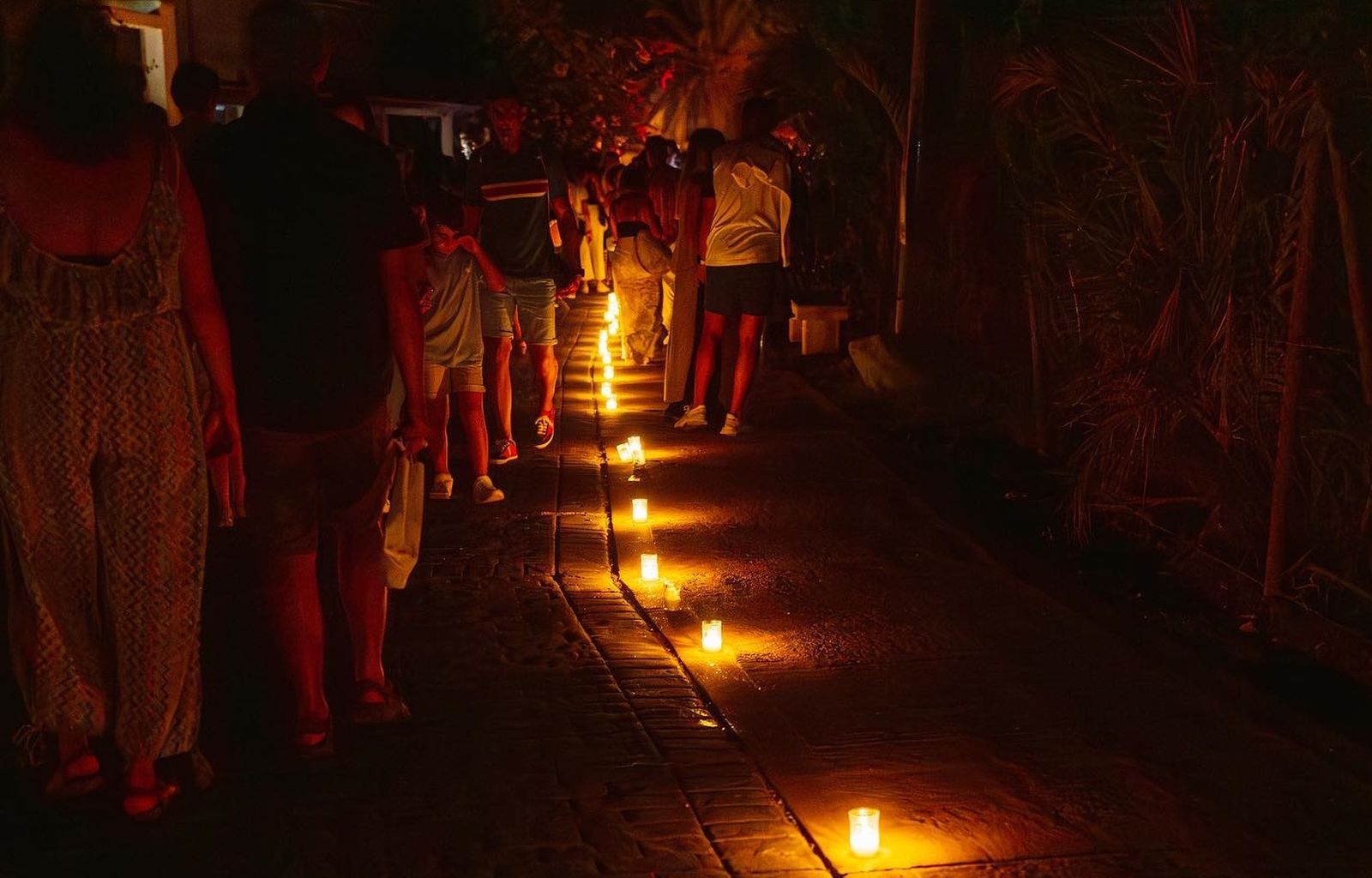 Las velas guiaron a los visitantes en Rodalquilar.