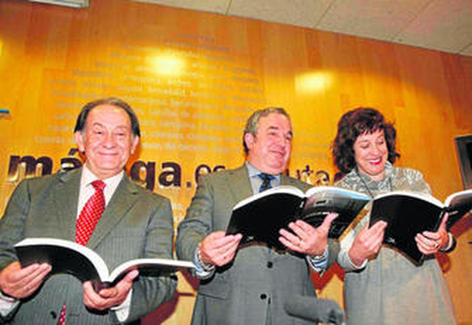 Jesús Mora, Salvador Pendón y Encarnación Páez, ayer, durante la presentación de la memoria de la Diputación.