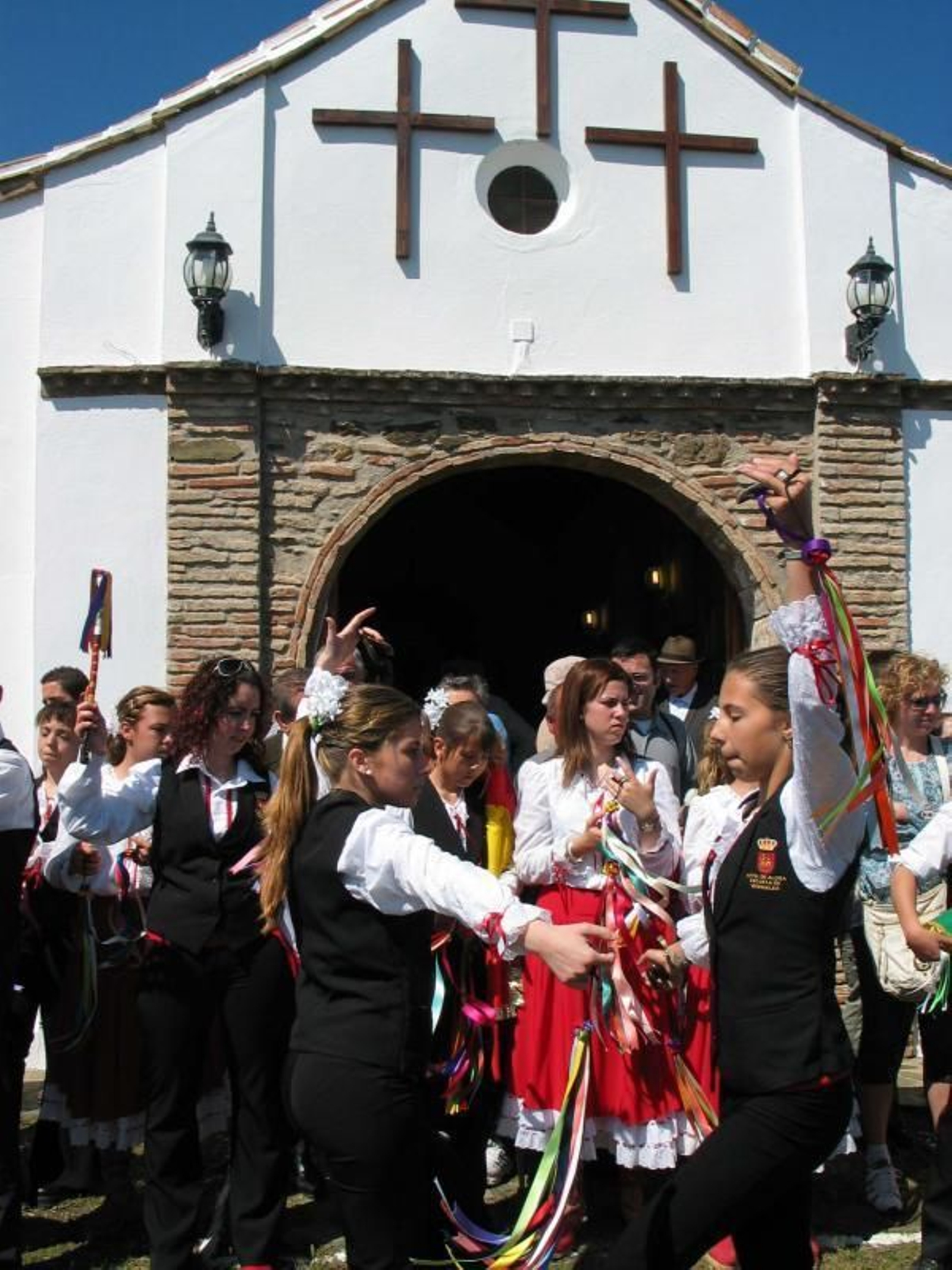 Verdiales a la puerta de la ermita de Las Tres Cruces. Verdiales a la puerta de la ermita de Las Tres Cruces.