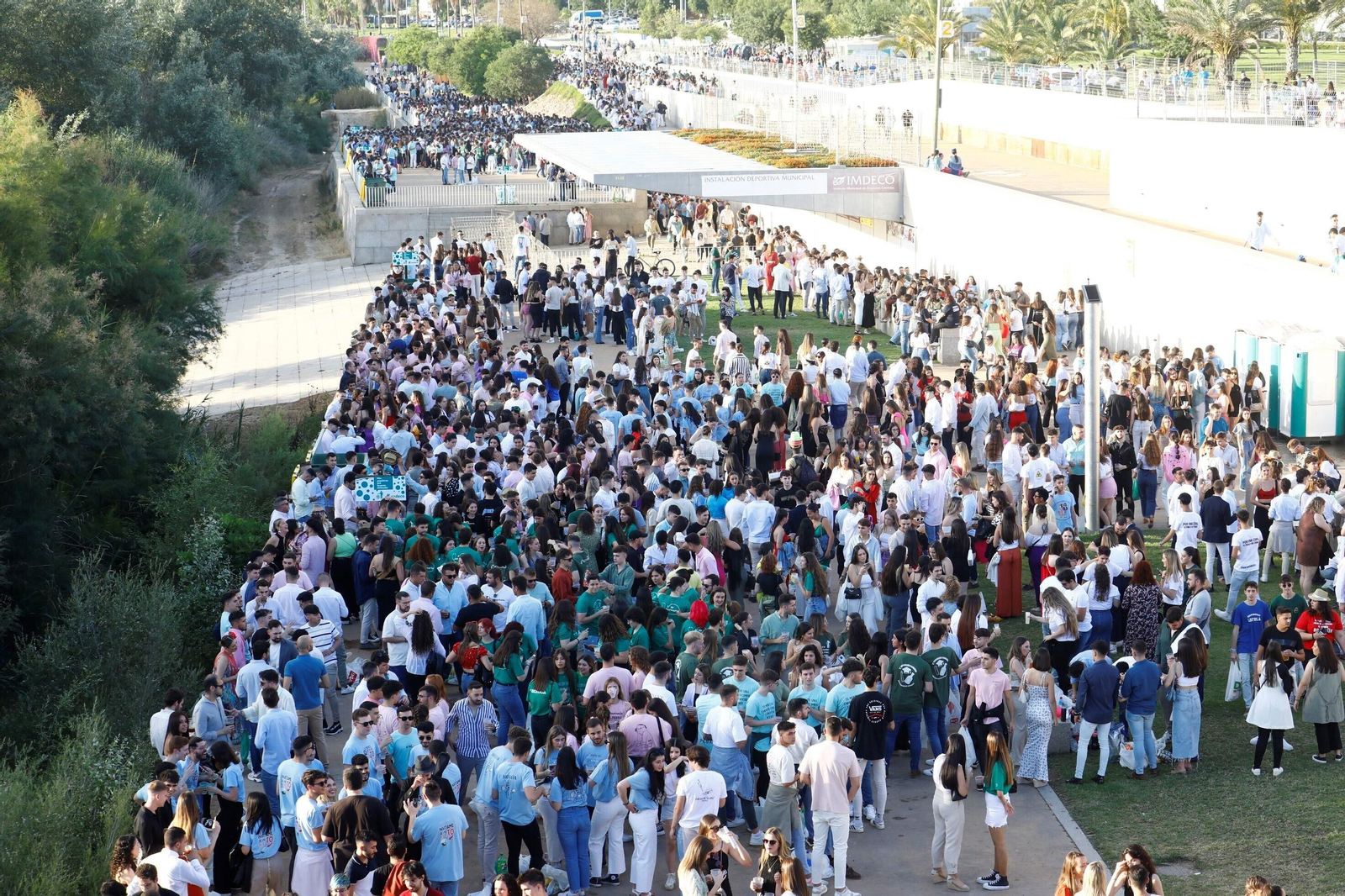El clásico botellón del Miércoles de la Feria de Córdoba, en imágenes