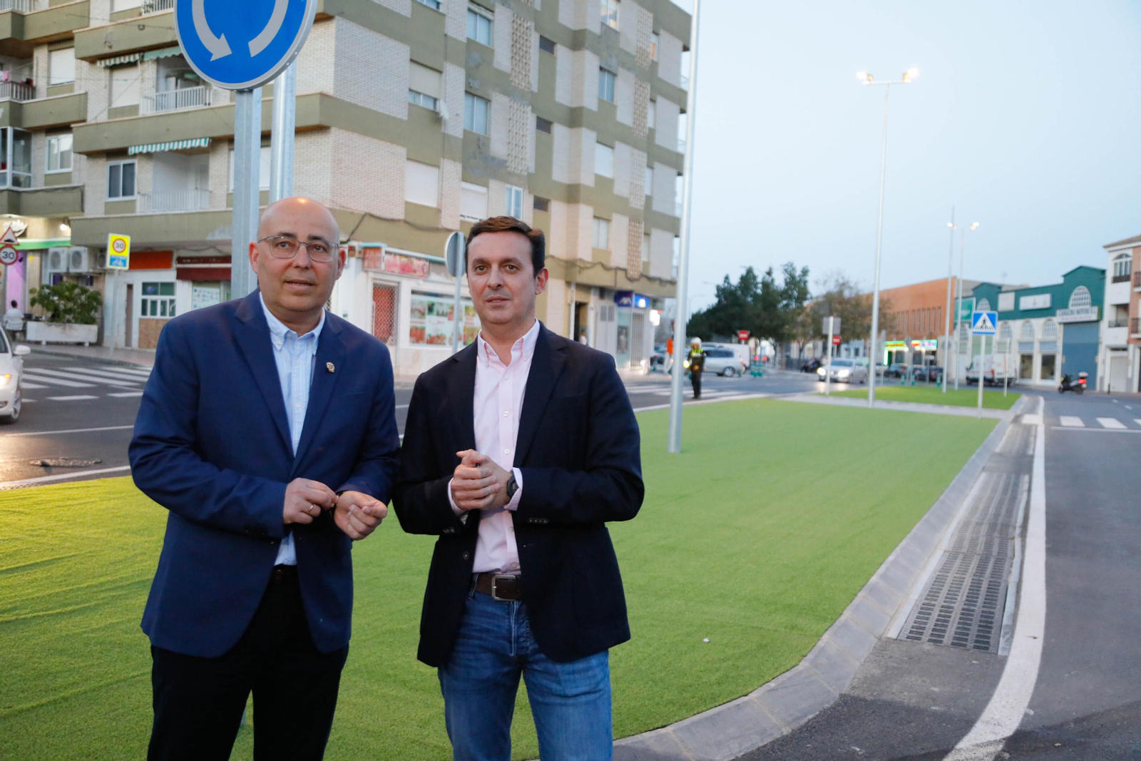 Domingo Fernández, alcalde huercalense, y Javier A. García, presidente de la Diputación, visitan los trabajos en la villa.