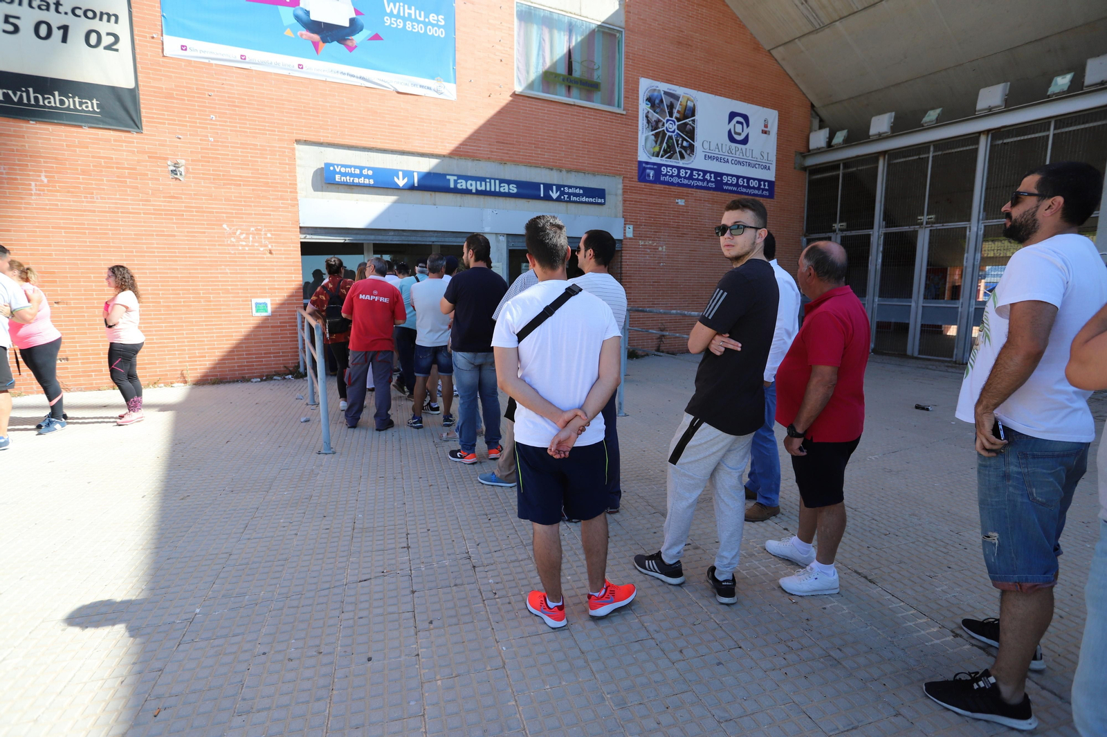 Imágenes de las taquillas del Nuevo Colombino para el Recreativo-Fuenlabrada