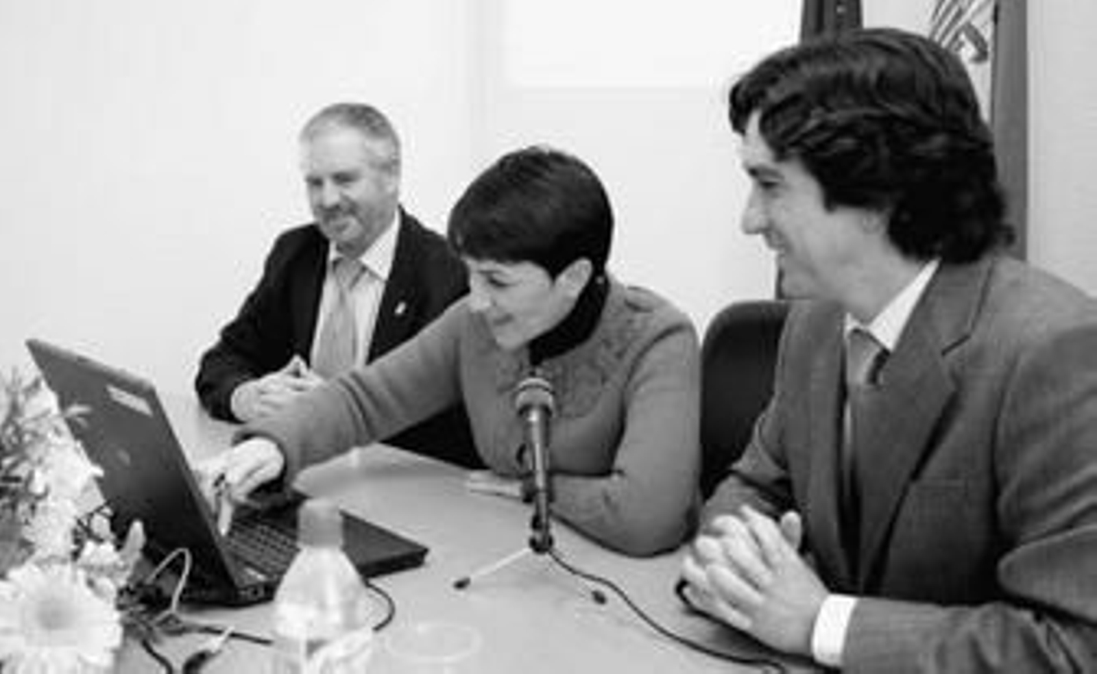 La consejera simula una firma por ordenador en presencia de Martín Corbacho y Gabiño.