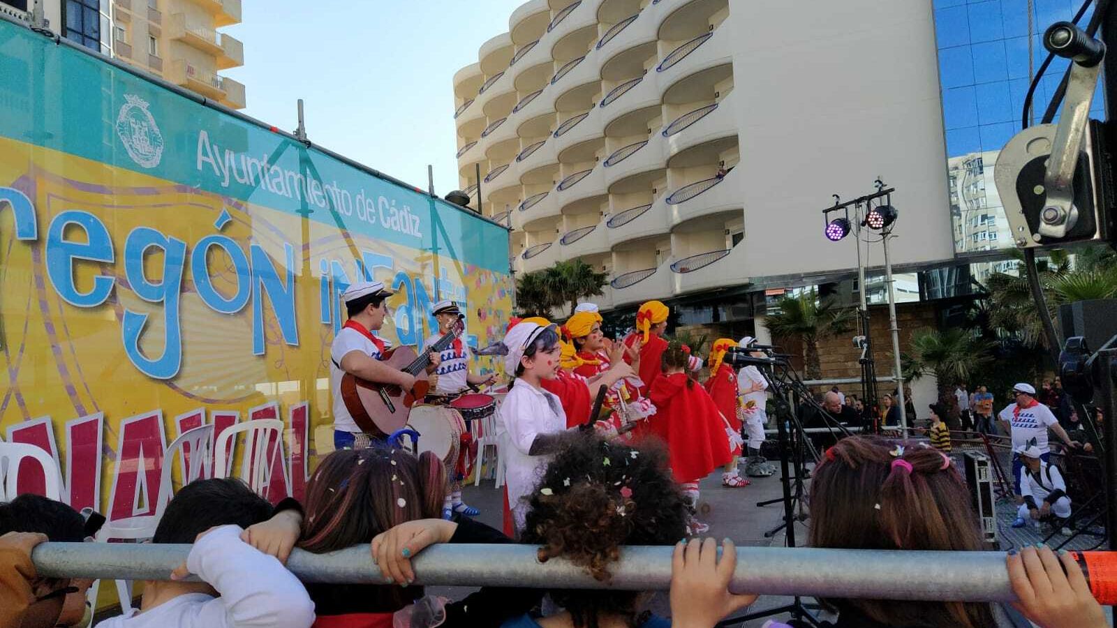 La chirigota infantil 'Pa roja, roja nosotras' esta tarde.