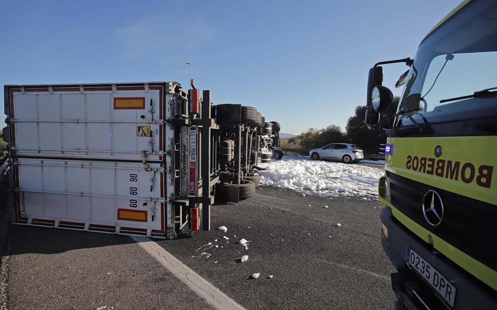Fotos del camión volcado en la A7 en Los Barrios
