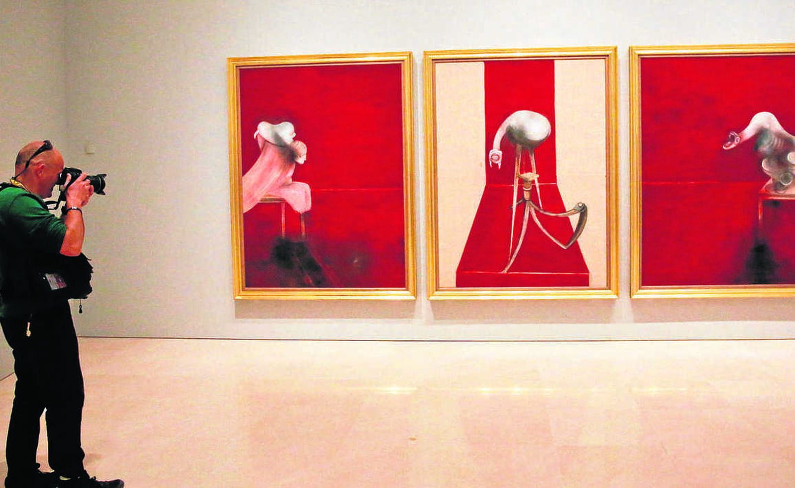 Se han colgado 90 piezas, en su mayoría pinturas, pero también obra sobre papel