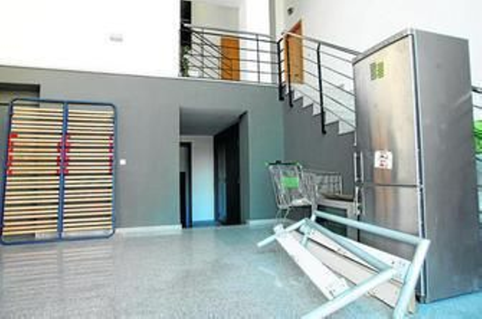 En el portal se van acumulando enseres para subirlos a los pisos.