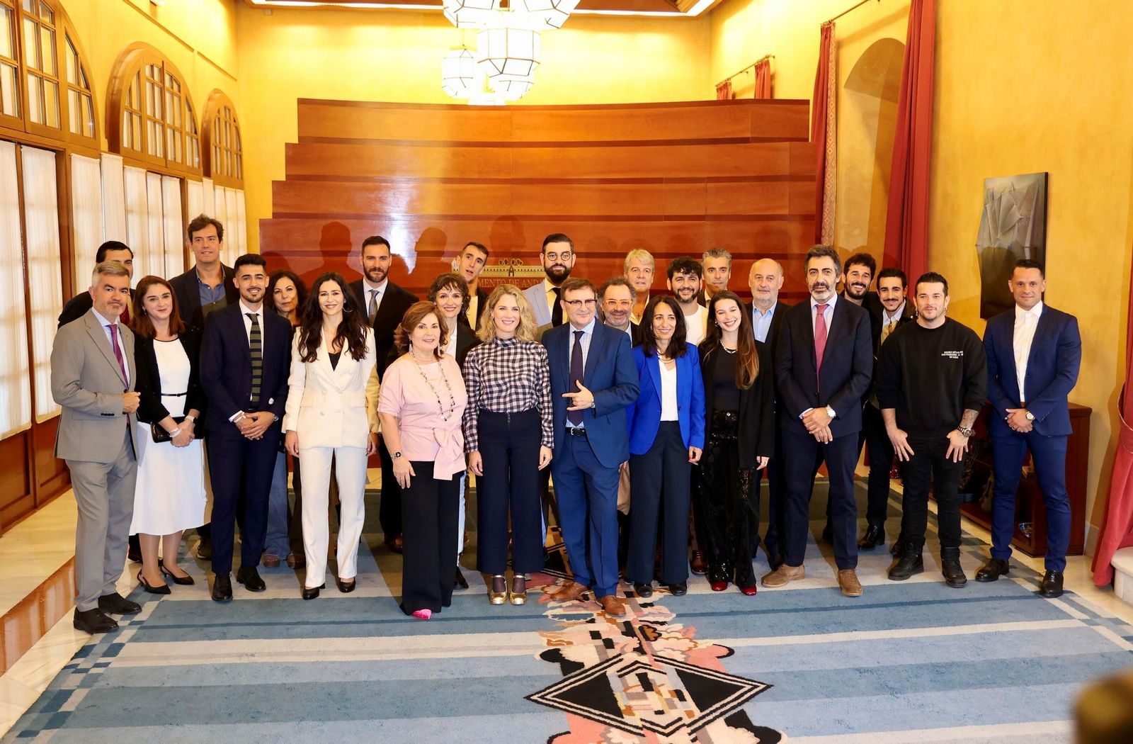 Foto de familia de los premiados en el Parlamento de Andalucía